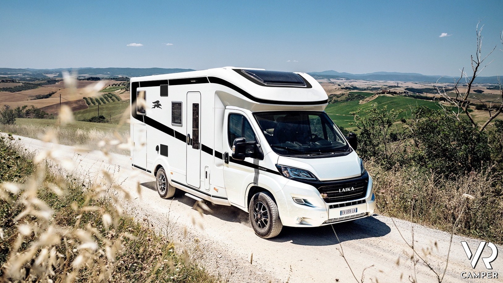 camper semintegrale Laika su strada di collina con mare sullo sfondo