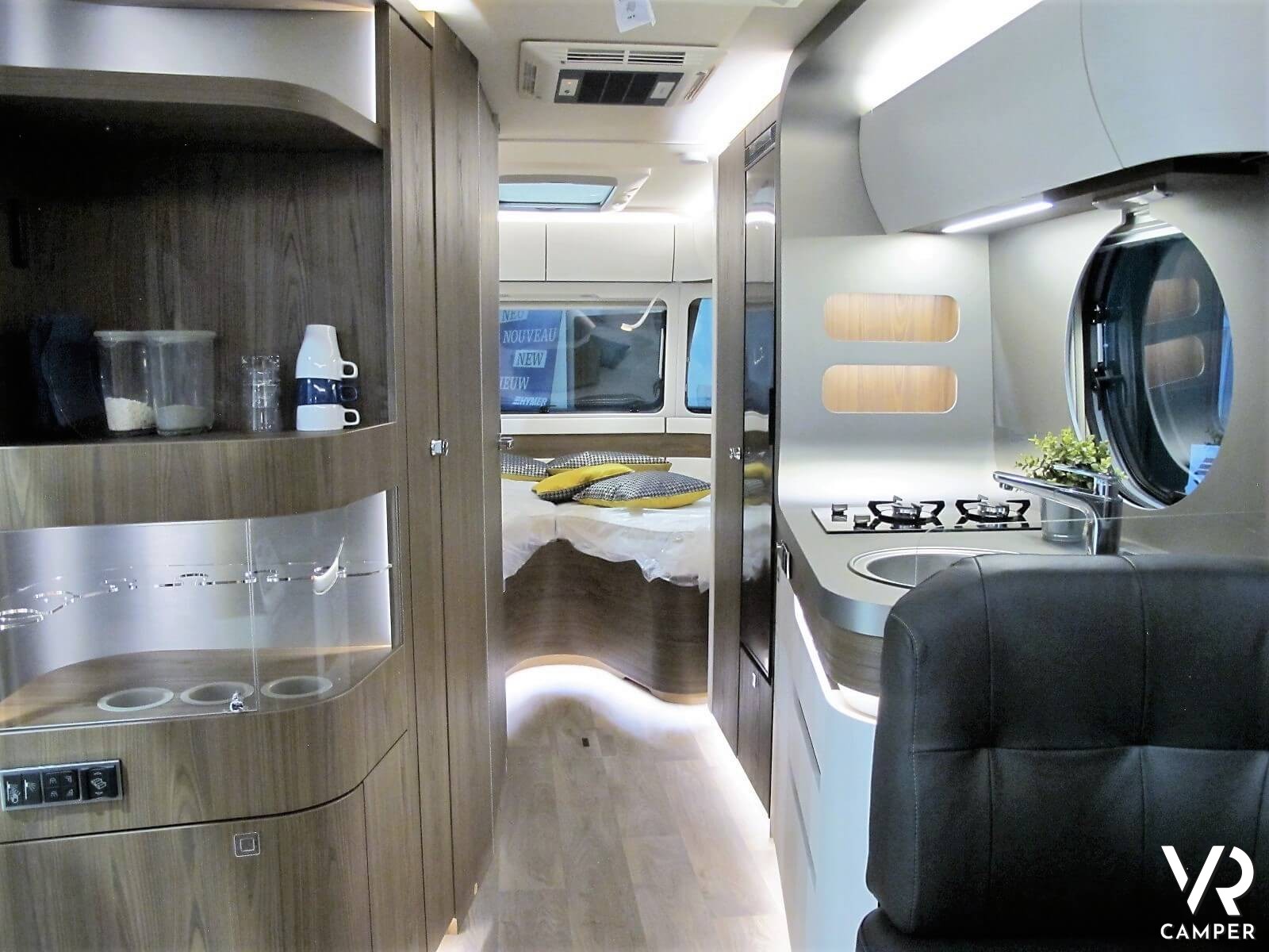 Eriba Touring 820: caravan con dinette face-to-face, letto matrimoniale e visuale panoramica a 180°.