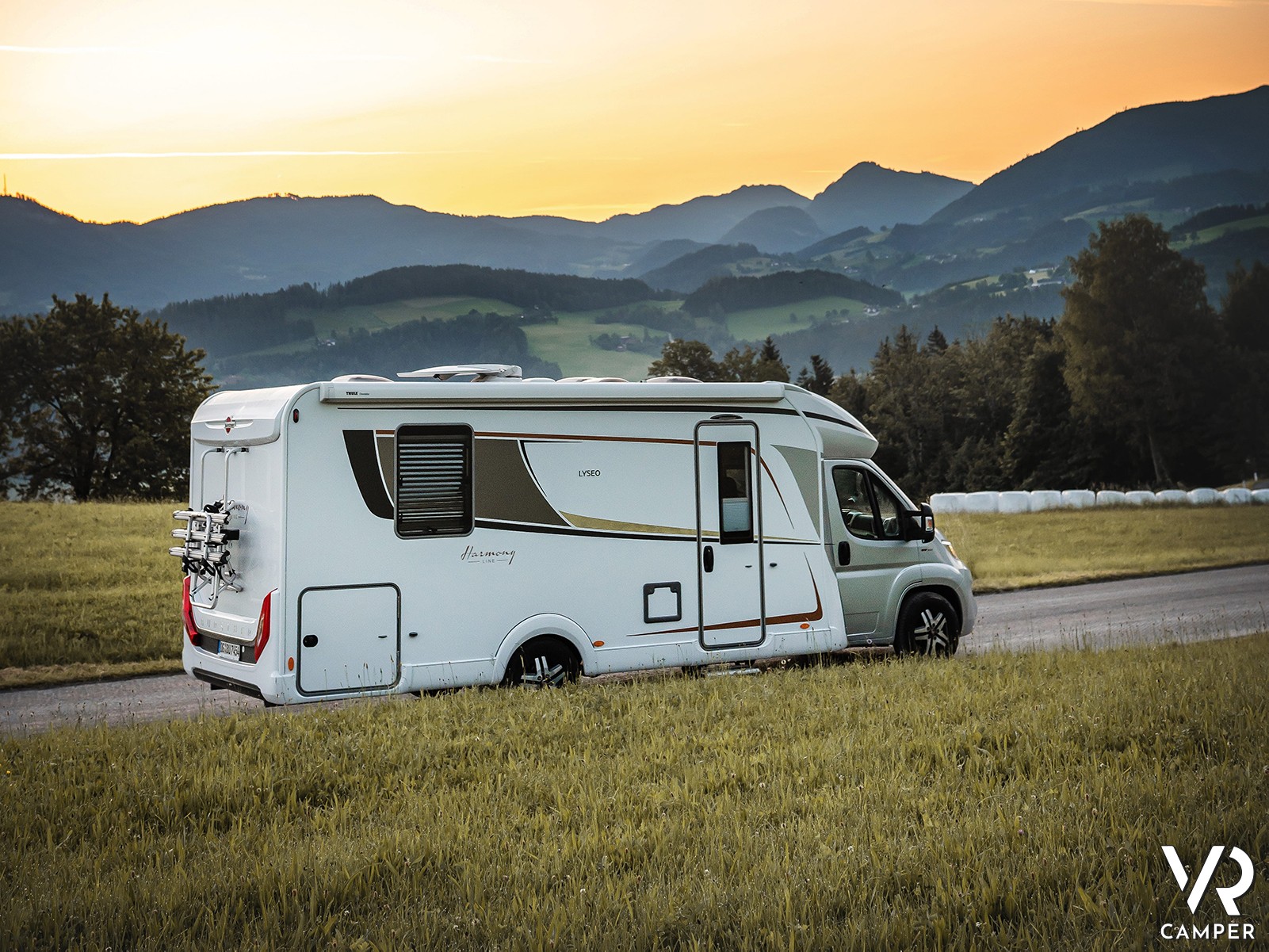 Burstner Lyseo TD Harmony Line, camper semintegrale su strada di campagna