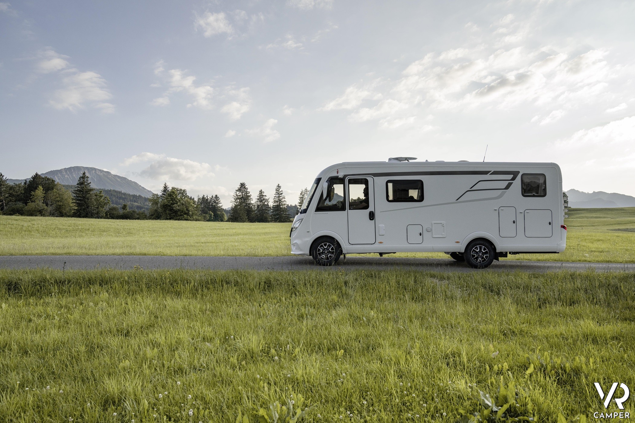 Hymer Exsis-I 580, camper motorhome su strada nel verde
