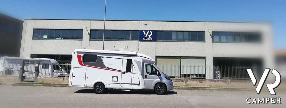 VR Camper a Torino - Druento, con camper semintegrale davanti.
