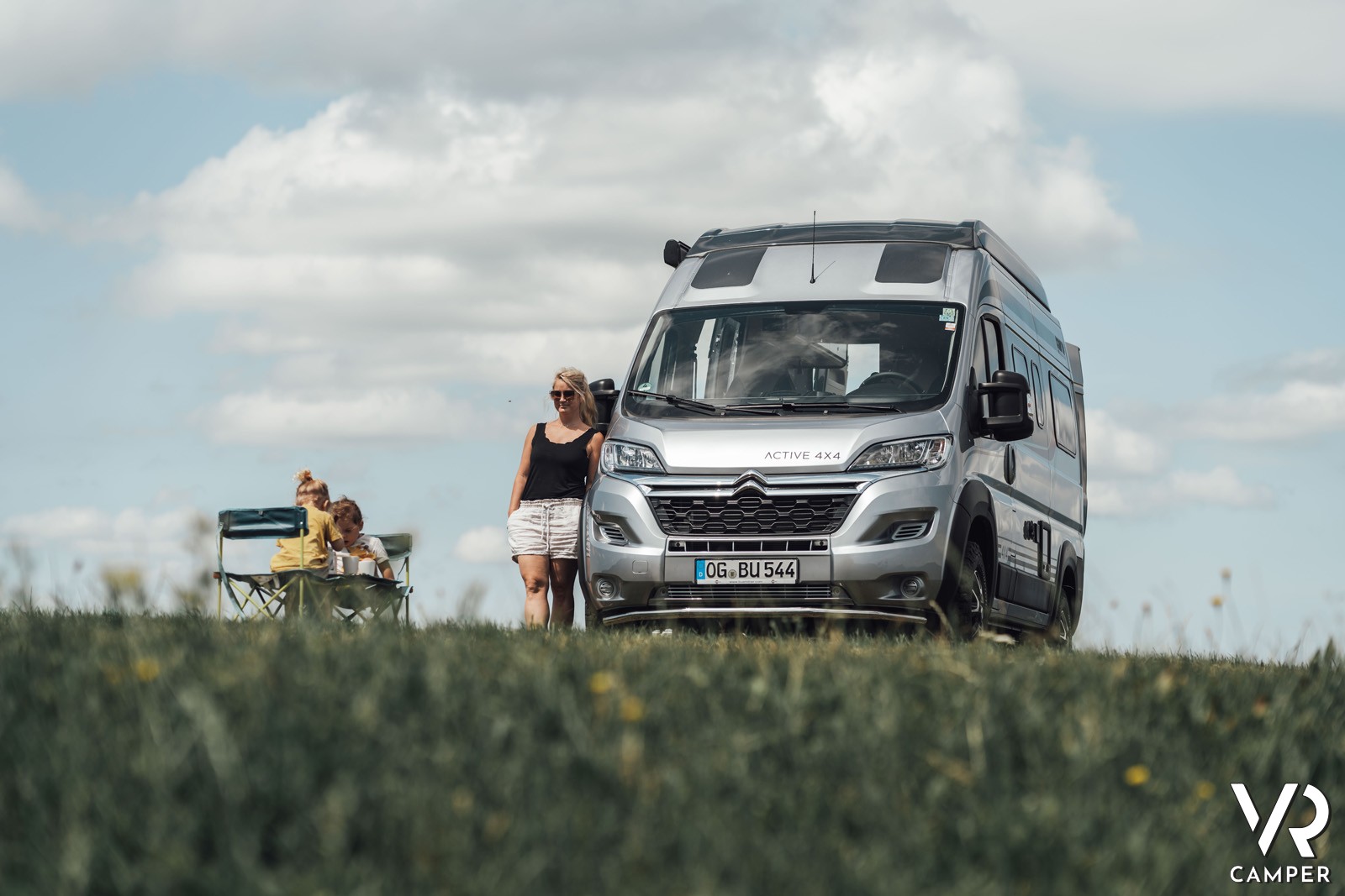 coppia con camper furgonato sul prato