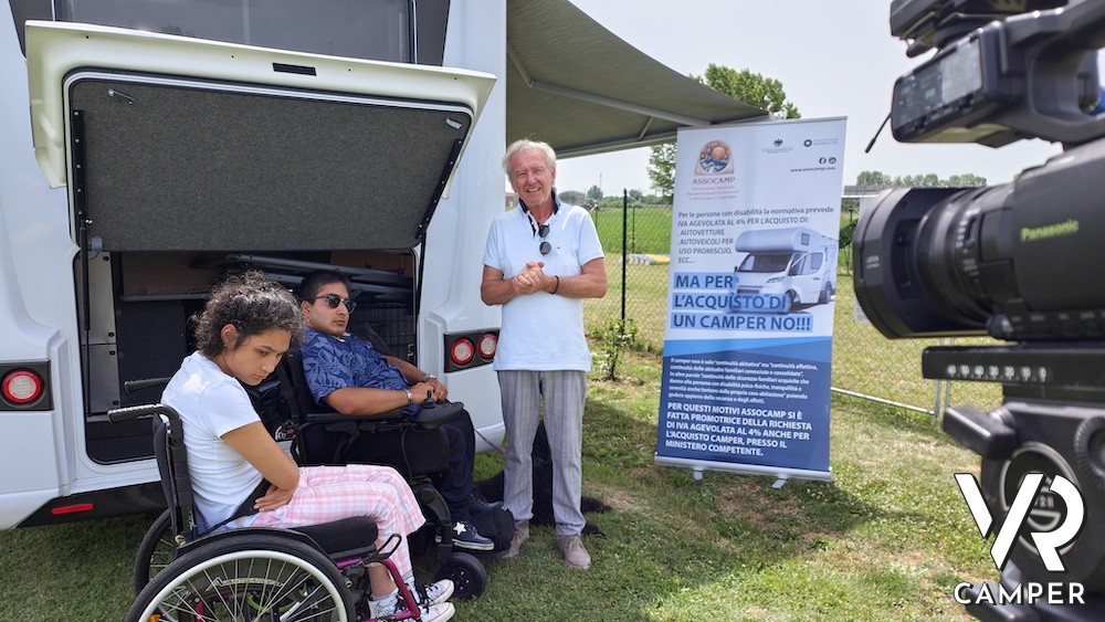 Persone in sedia a rotelle davanti a camper accessibile. Fotogramma dal video di Assocamp per la raccolta firme.
