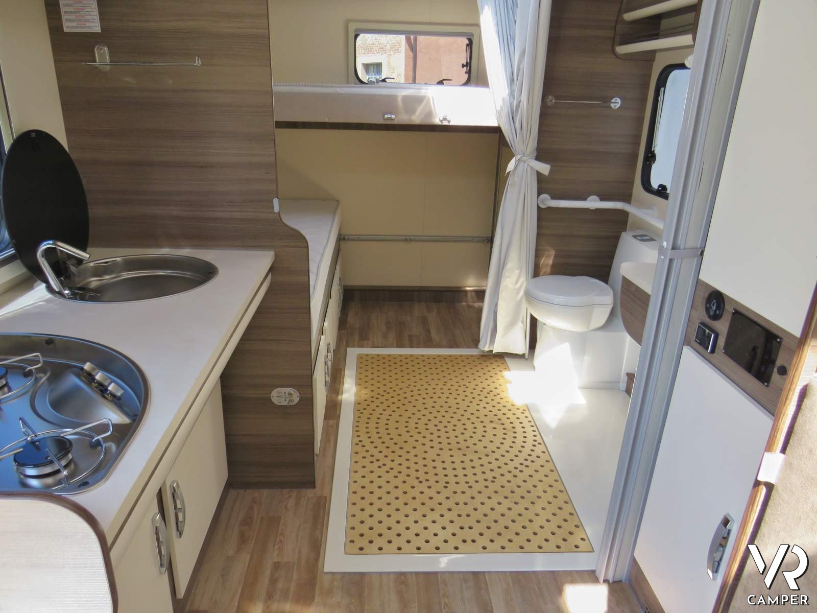 Blucamp SKY FREE, interni spaziosi e con supporti per rispondere alle esigenze di persone in carrozzina e disabili.
