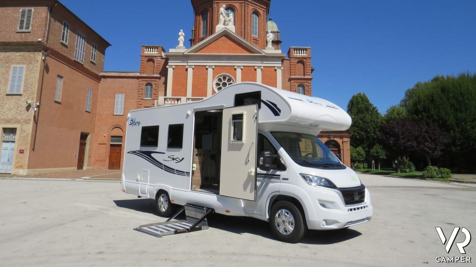 Camper Blucamp SKY FREE, con pedana e porta d'ingresso ampia per favorire l'accesso alle carrozzine e ai disabili.