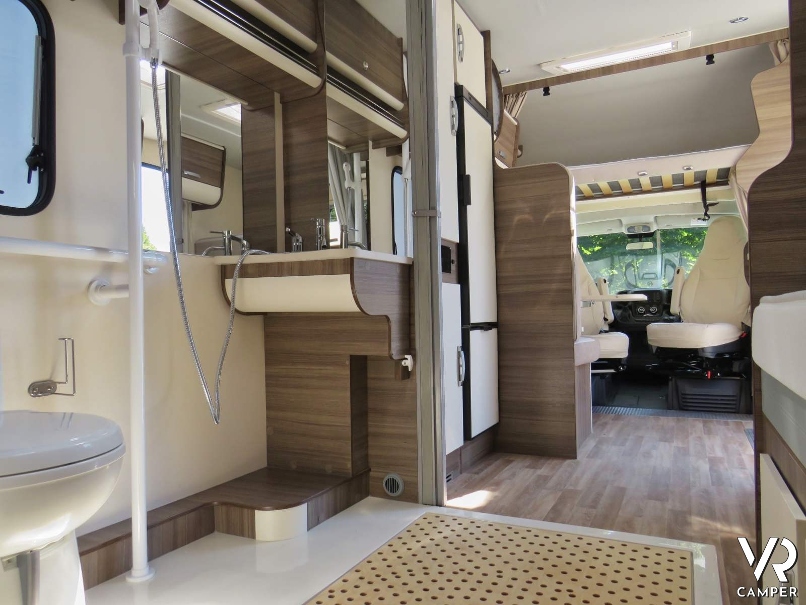 Blucamp SKY FREE, bagno accessibile e corridoio largo per rispondere alle esigenze di persone in carrozzina e disabili.