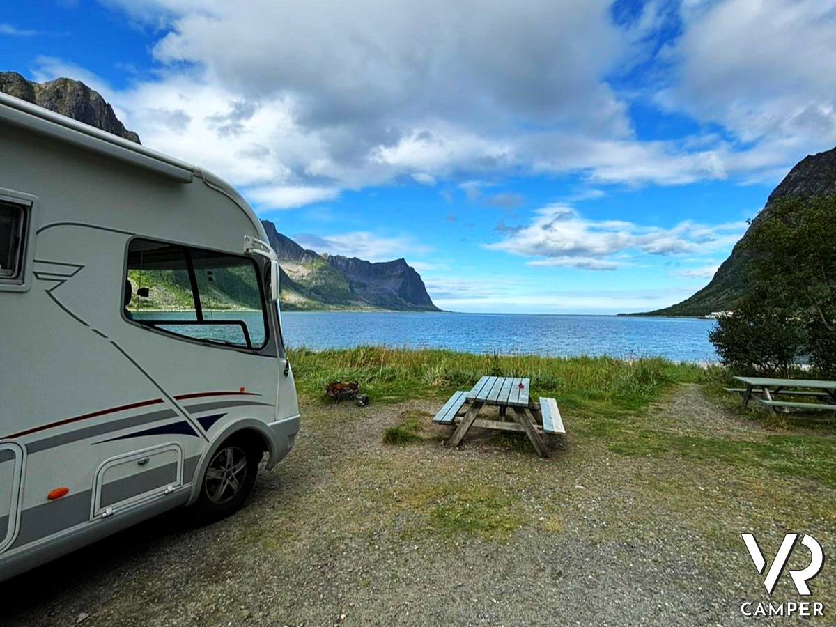 camper in riva al lago con tavolo da picnic