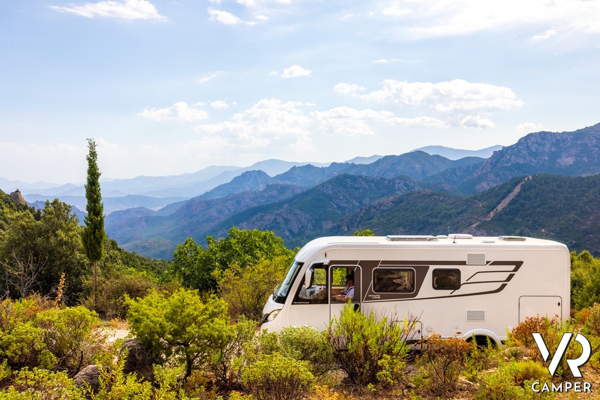 camper motorhome in paesaggio naturale con montagne sullo sfondo