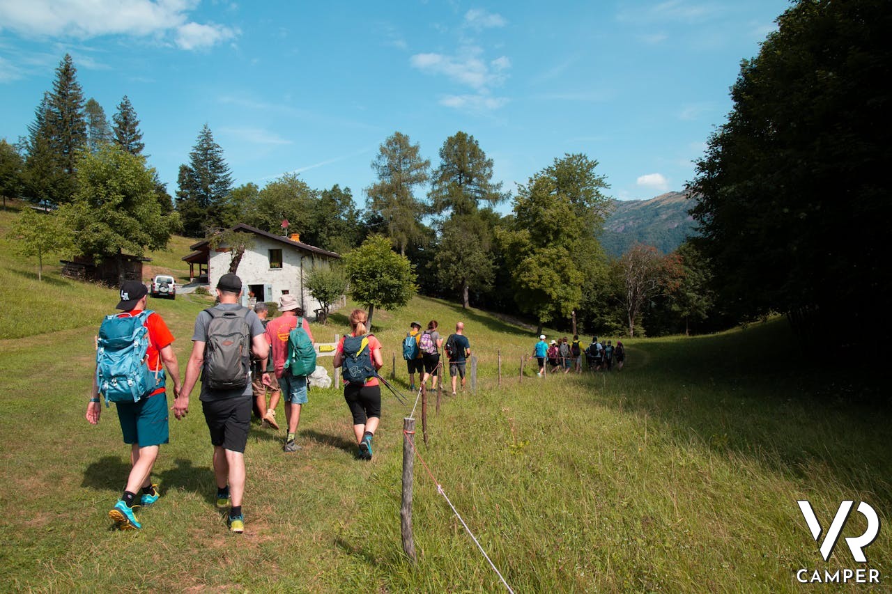 gruppo di persone che fa escursione in montagna