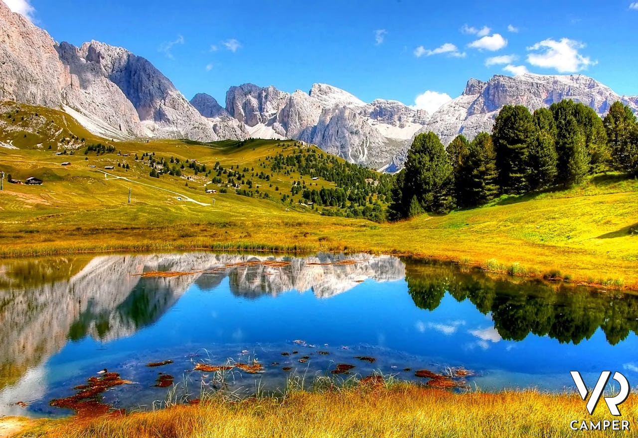 paesaggio di montagna con lago e prato verde