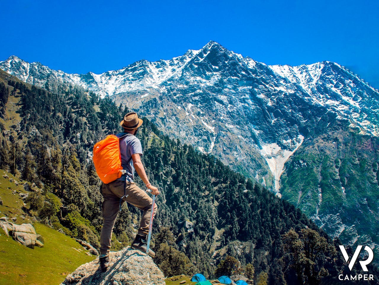 Uomo con zaino da trekking su percorso di montagna