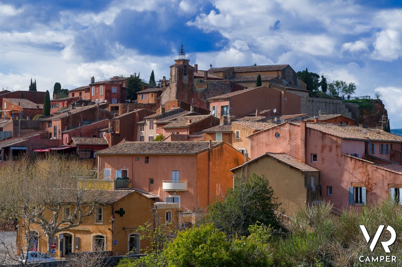 veduta di piccolo borgo con case sulla collina