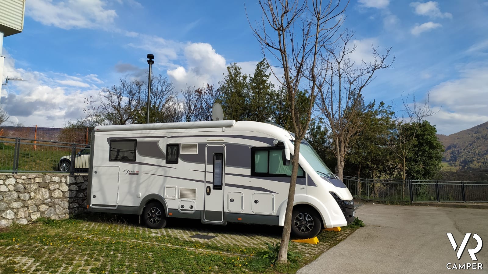 Camper in sosta con cunei livellatori posizionati sotto le ruote anteriori