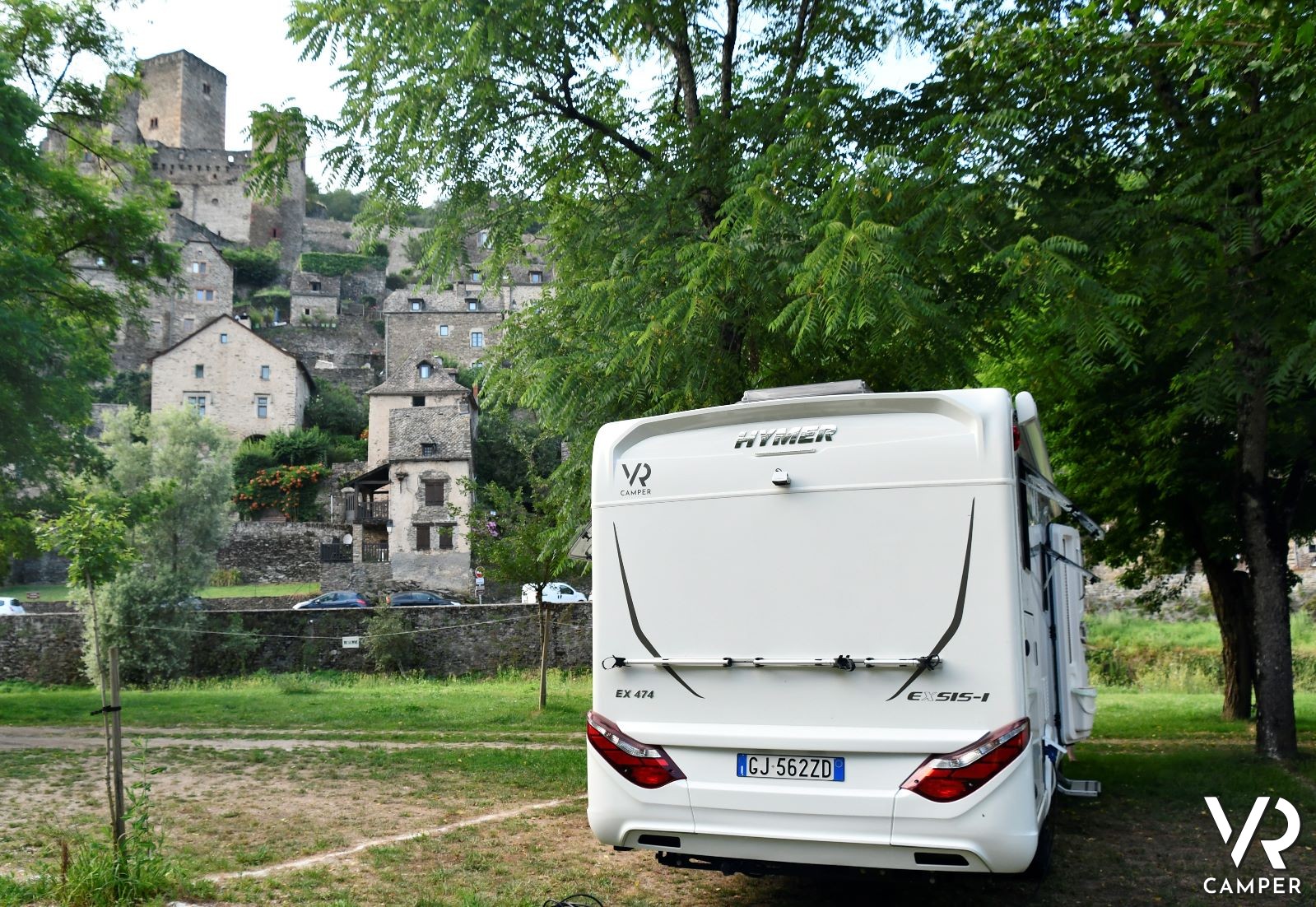 camper in sosta vicino a un piccolo borgo