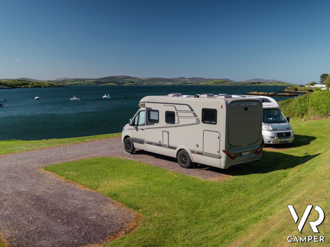 Camper motorhome su prato con mare sullo sfondo