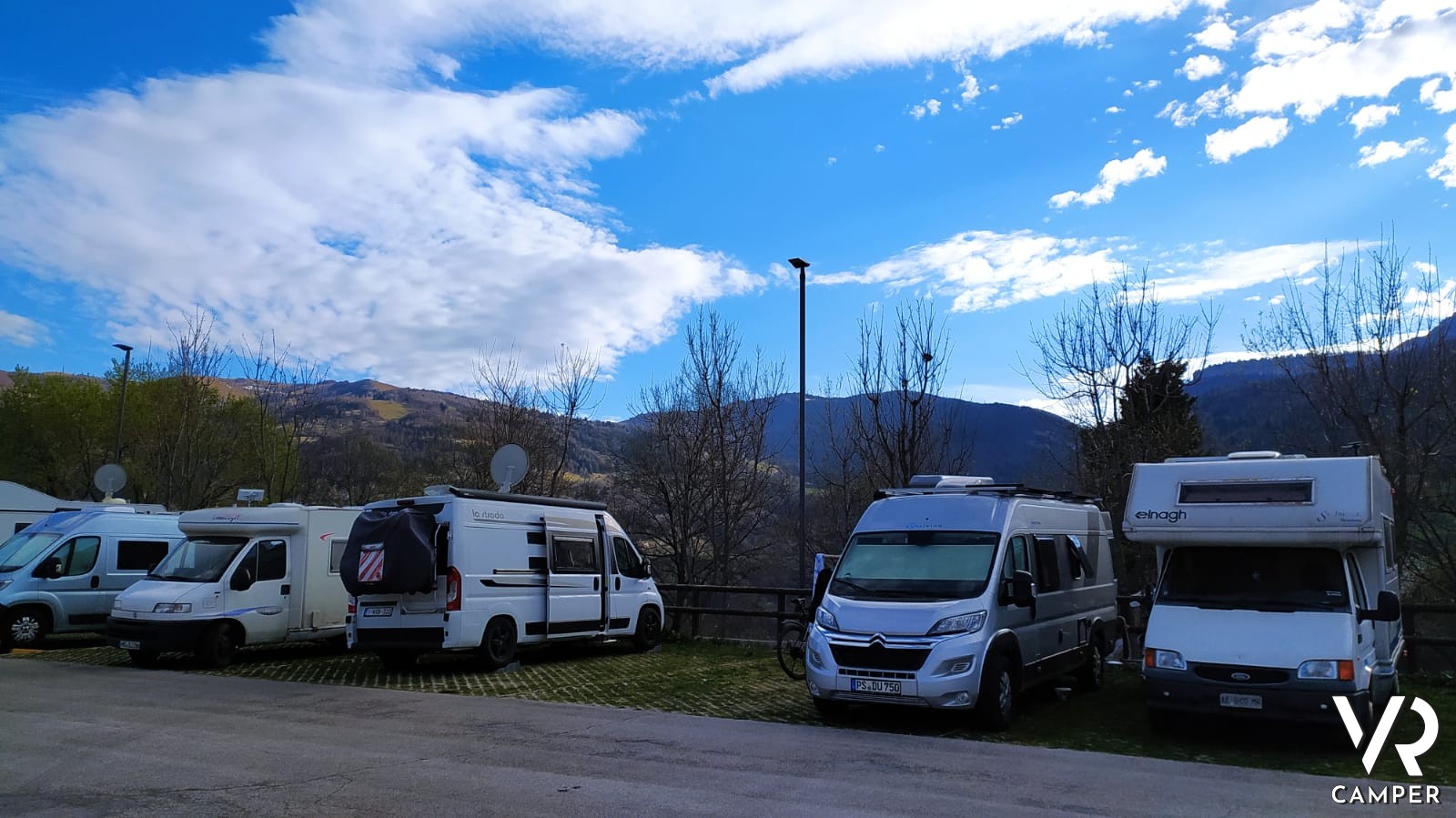 Camper parcheggiati in area sosta