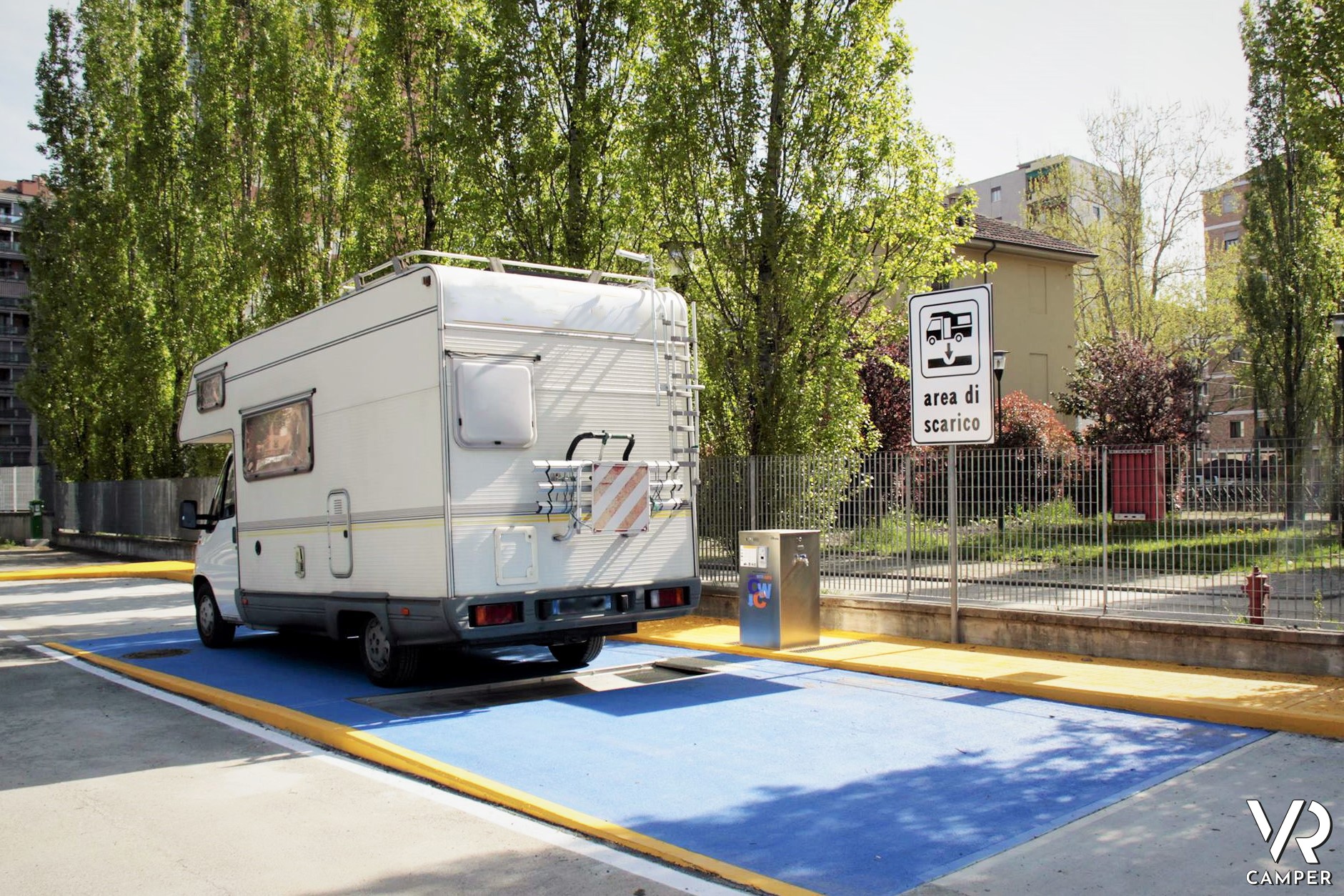 Camper service con area per carico e scarico acque