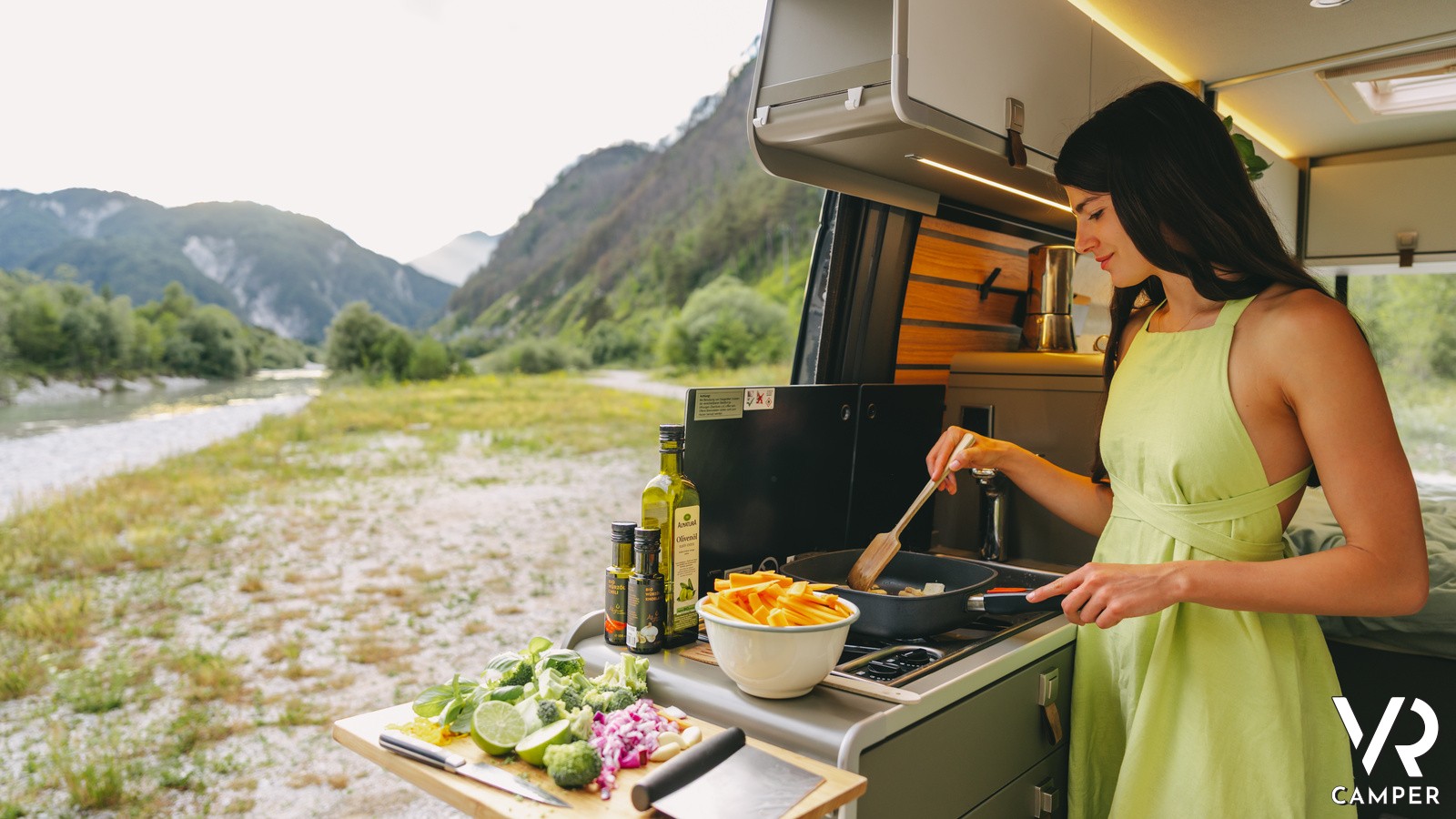 donna che cucina in un furgone camperizzato