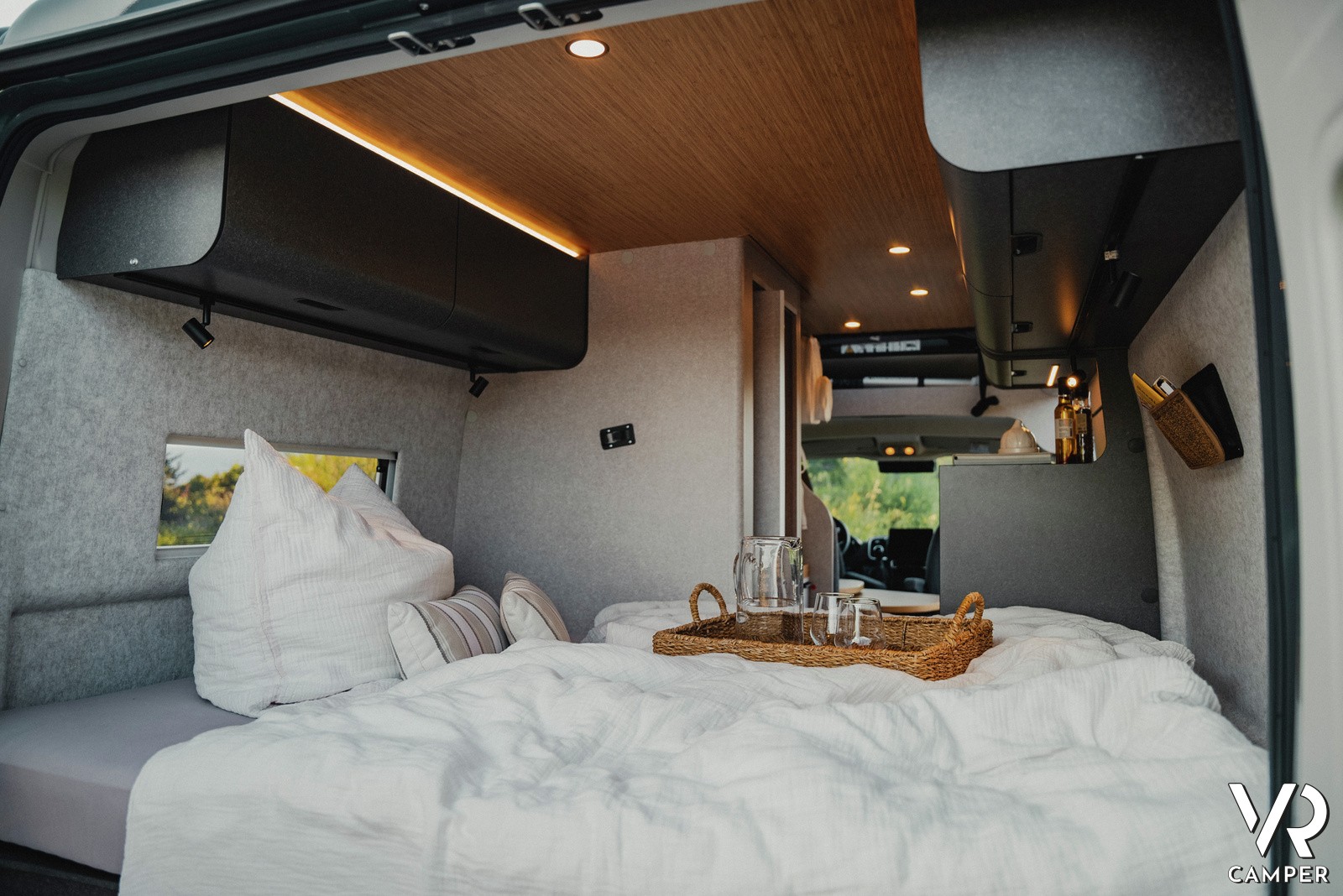 letto posteriore di un furgone camperizzato