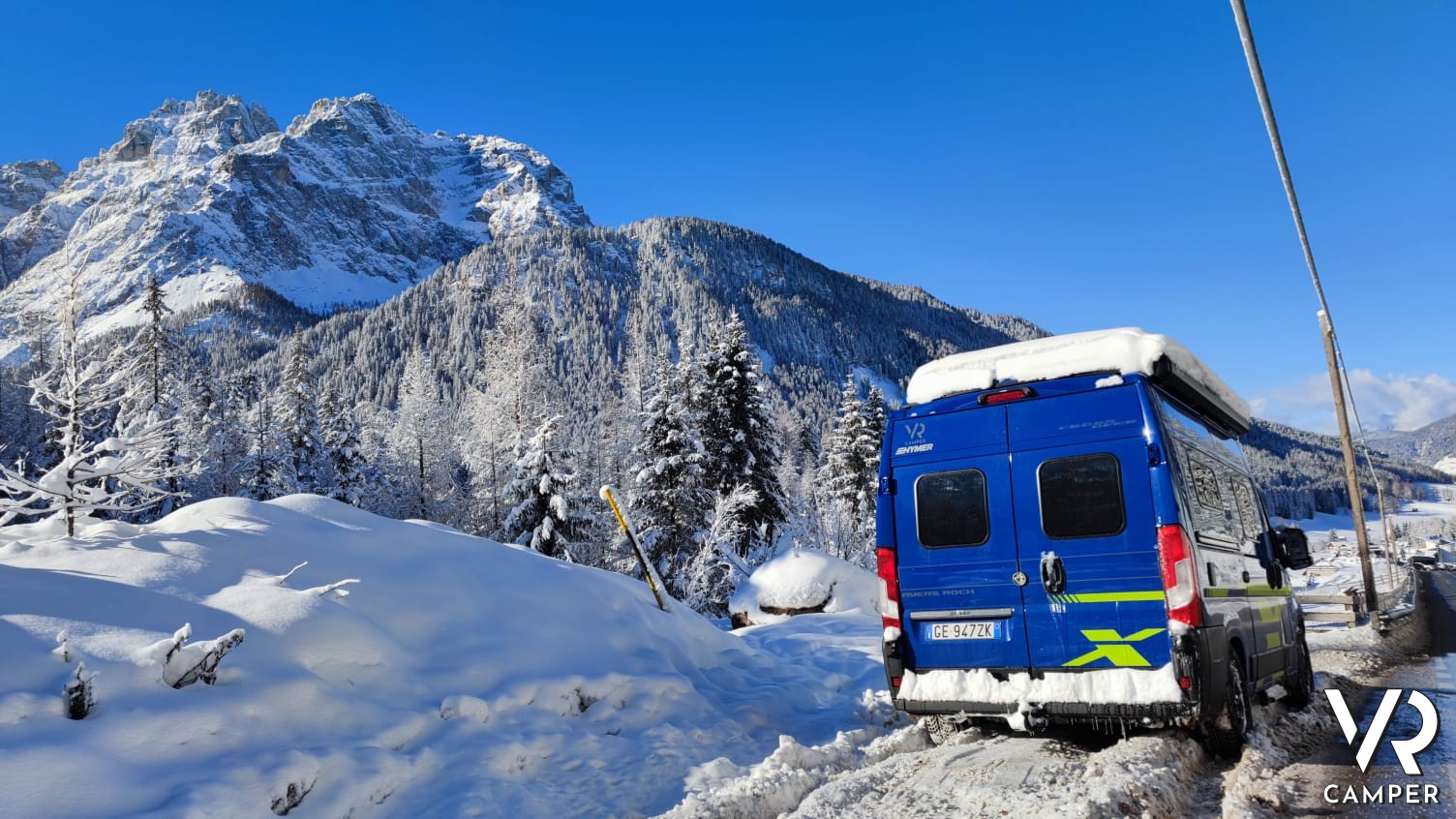 van furgonato blu sulla neve