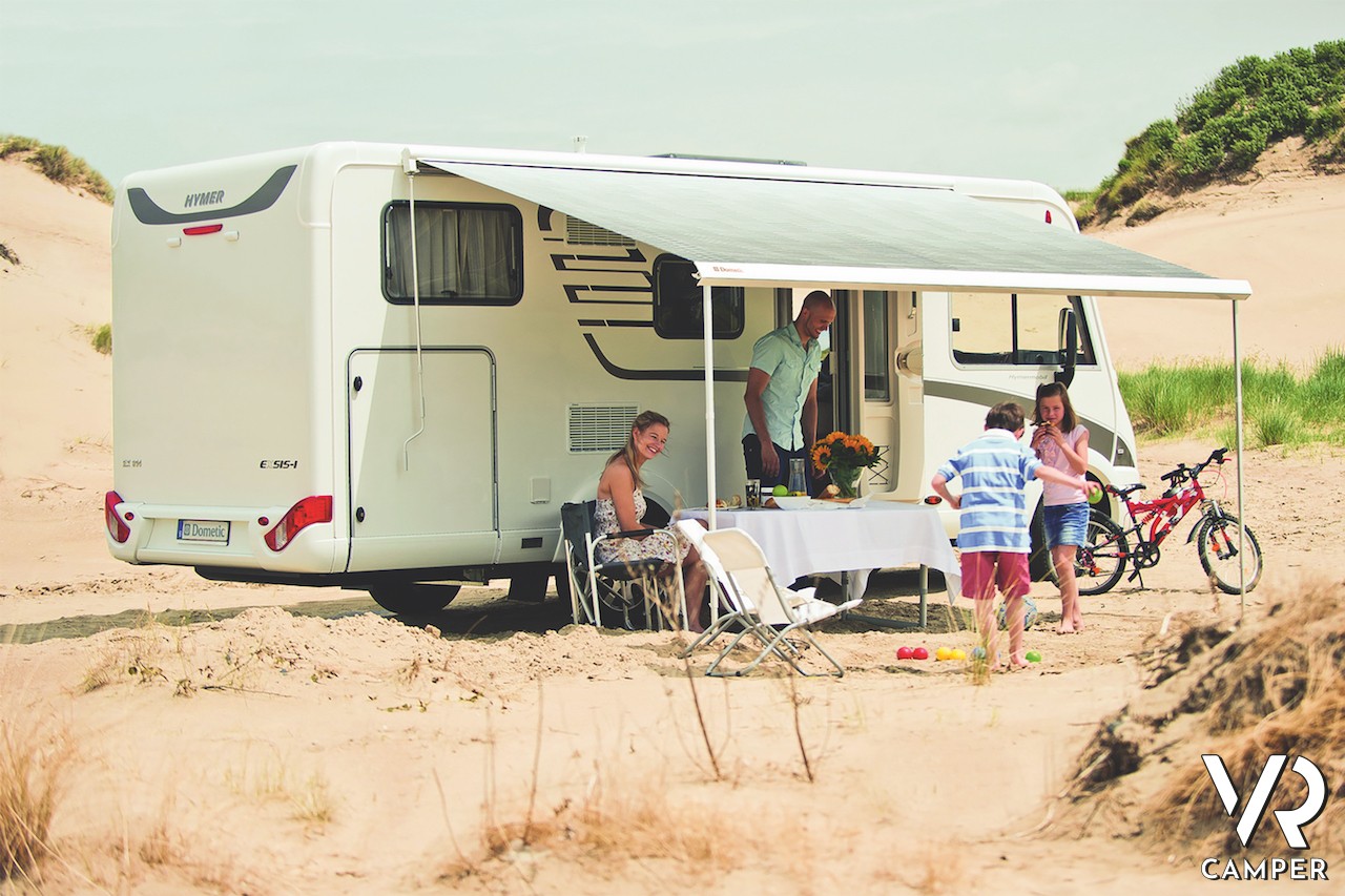 camper motorhome con veranda aperta e famiglia con bambini