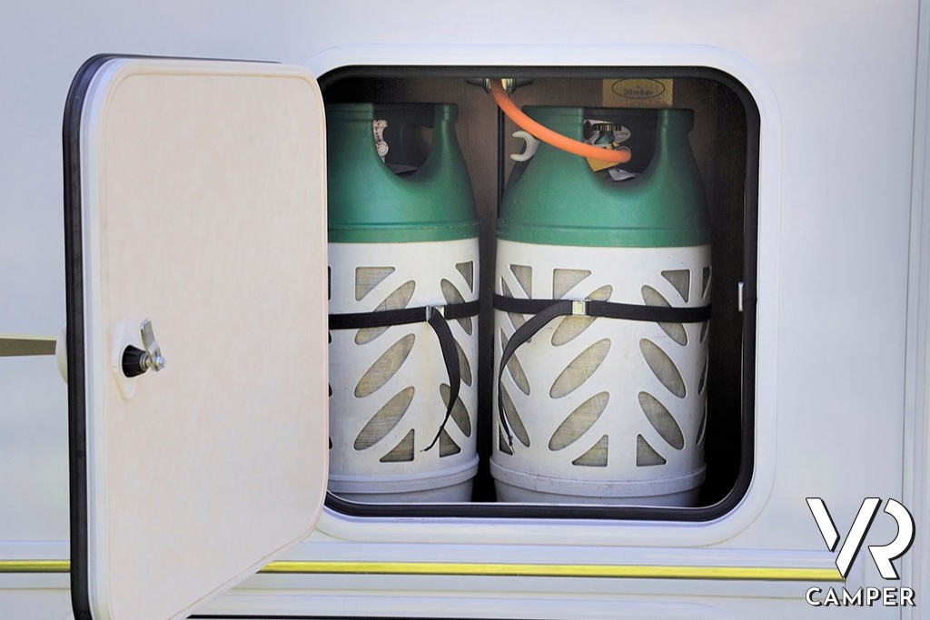 Vano per le bombole esterno al camper, con due bombole collegate